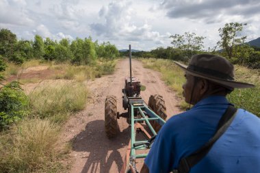 Tayland, Sa Kaeo, 13 Kasım 2025 - Tayland 'ın Sa Kaeo ilindeki Lalu Doğal Parkı' na giden tek aksonlu servis.