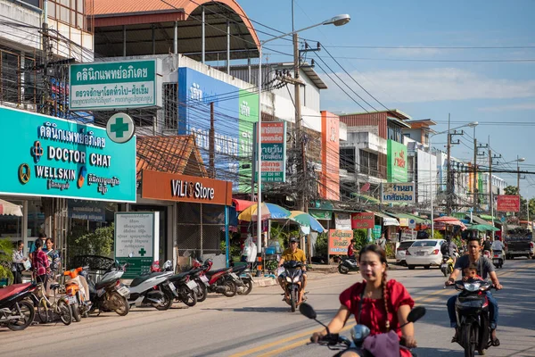 Tayland, Sa Kaeo, Kasım, 14, 2025 - Tayland 'ın Sa Kaeo şehrindeki Aranyaprathet şehrindeki Ban Khlong Luek Sınır Pazarı' nın ana yolu.