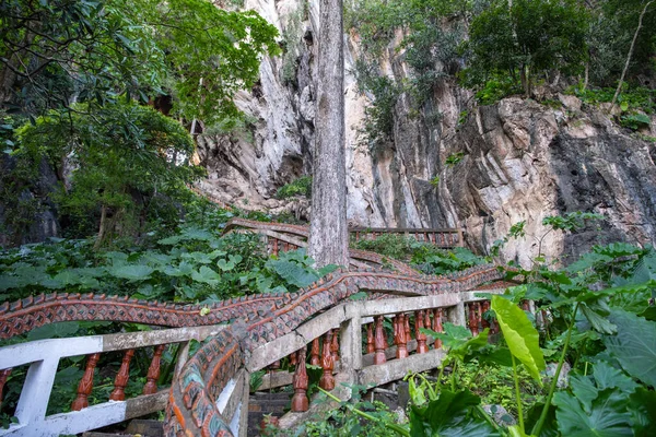 Tayland, Sa Kaeo, Kasım 15, 2025 Tayland 'ın Sa Kaeo ilindeki Wat Tham Khao Chakan Mağarası' na çıkar..