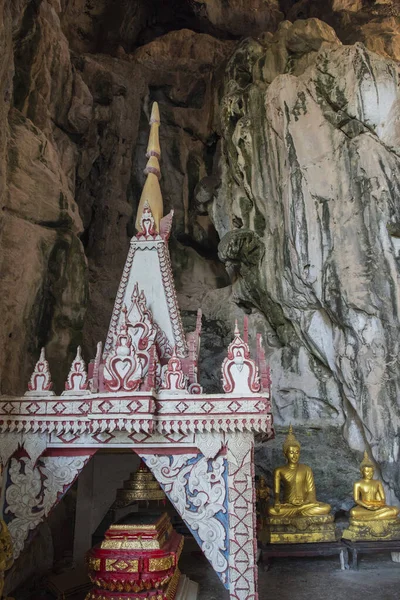 Tayland, Sa Kaeo, 15 Kasım 2025 - Tayland 'ın Sa Kaeo ilindeki Wat Tham Khao Chakan mağarasında küçük bir türbe.