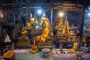 Tayland, Sa Kaeo, Kasım 15, 2025 - Tayland 'ın Sa Kaeo ilindeki Wat Tham Khao Chakan mağarasında Buda.