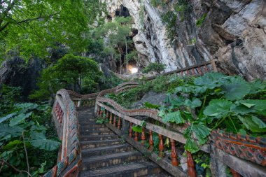 Tayland, Sa Kaeo, Kasım 15, 2025 Tayland 'ın Sa Kaeo ilindeki Wat Tham Khao Chakan Mağarası' na çıkar..