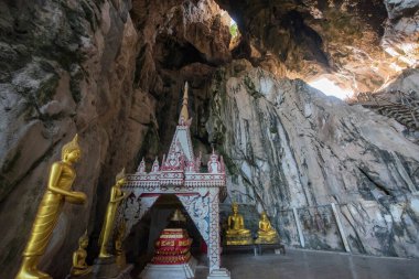 Tayland, Sa Kaeo, 15 Kasım 2025 - Tayland 'ın Sa Kaeo ilindeki Wat Tham Khao Chakan mağarasında küçük bir türbe.