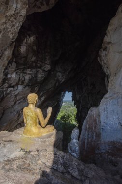 Büyük Buda, Tayland 'ın Sa Kaeo ilindeki Wat Tham Khao Chakan mağarasında. Tayland, Sa Kaeo, Kasım, 15, 2025