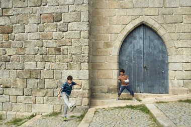 Katedral yakınında sokak futbolu oynayan çocuklar