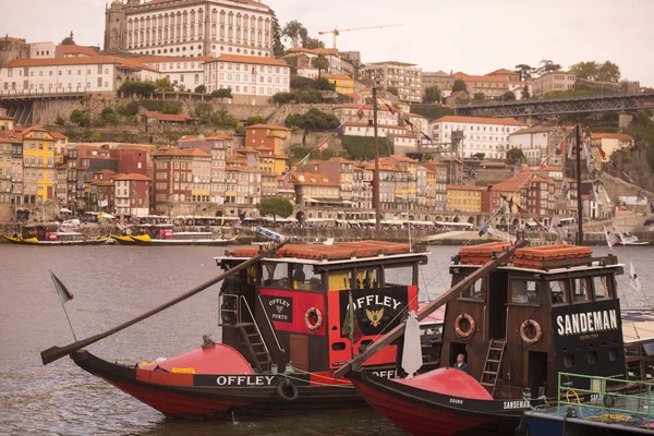 Portského vína čluny na nábřeží v Porto — Stock fotografie