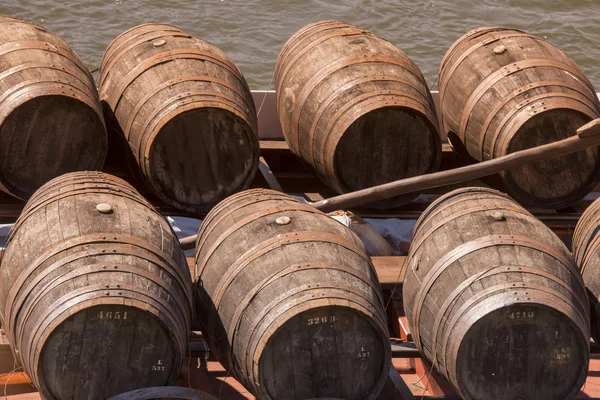 Botti di vino in barca — Foto Stock