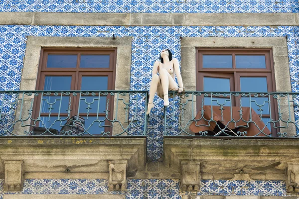 Marionete mulher nua em uma varanda — Fotografia de Stock