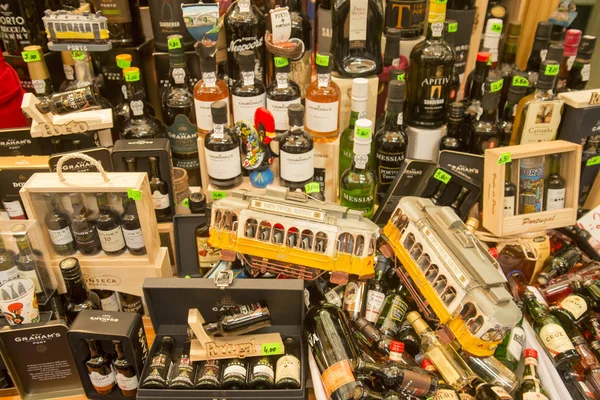 Variété de bouteilles dans la vitrine de la boutique de vin — Photo