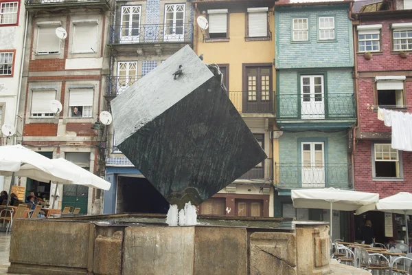 Monumento al cubo en plaza — Foto de Stock