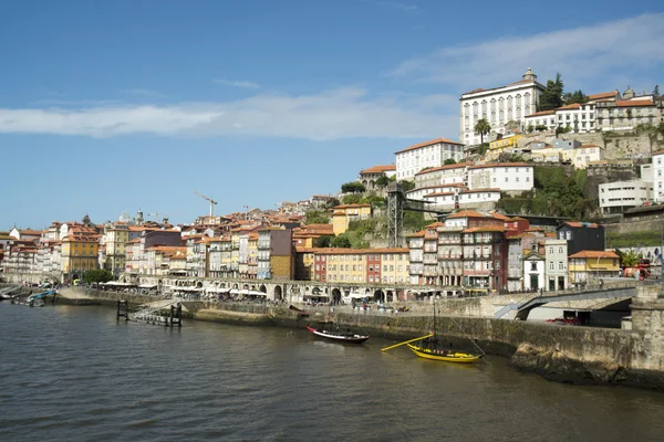 Nábřeží v historickém centru města Porto — Stock fotografie
