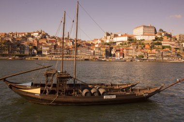 Douro nehirde yüzen tekne