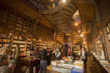 Ayakkabı Livraria Lello ve çantası