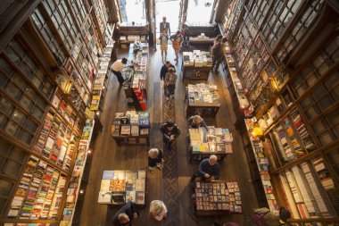 Ayakkabı Livraria Lello ve çantası
