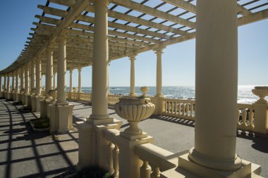 şehir merkezinde sahilde