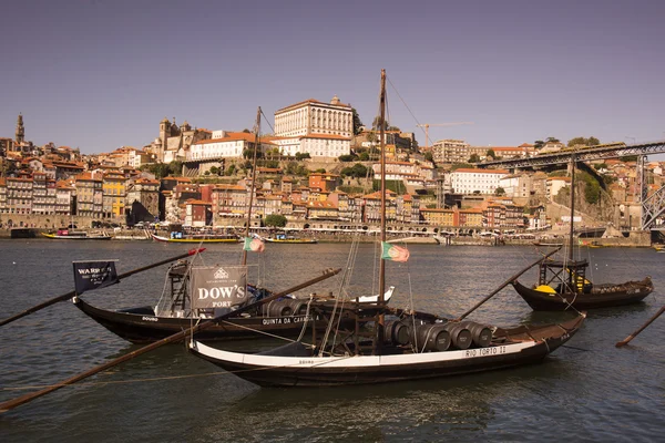 Portského vína čluny na nábřeží v Porto — Stock fotografie