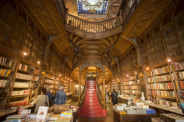 Ayakkabı Livraria Lello ve çantası