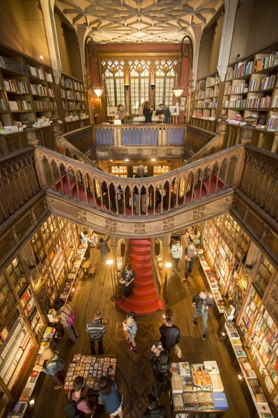 Ayakkabı Livraria Lello ve çantası — Stok fotoğraf