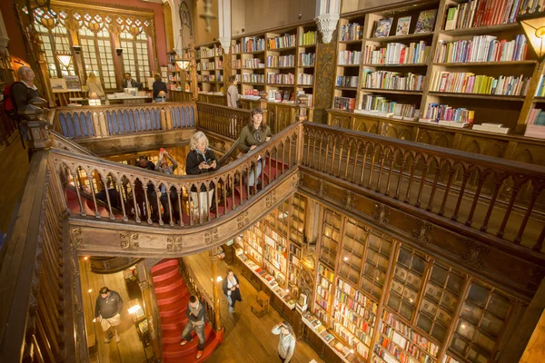 Ayakkabı Livraria Lello ve çantası — Stok fotoğraf