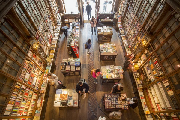 Ayakkabı Livraria Lello ve çantası