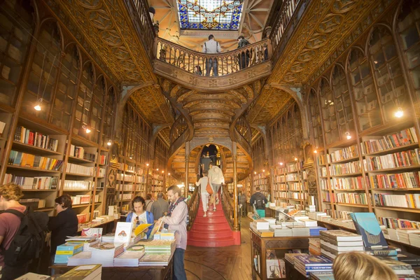 Ayakkabı Livraria Lello ve çantası — Stok fotoğraf