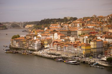 Douro Nehri üzerindeki tarihi kent 
