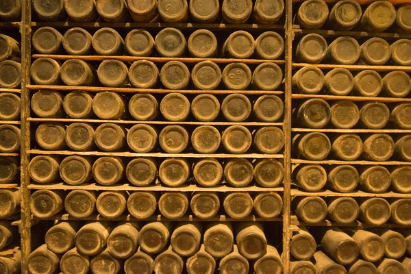 Rangées de tonneaux de vin en bois — Photo