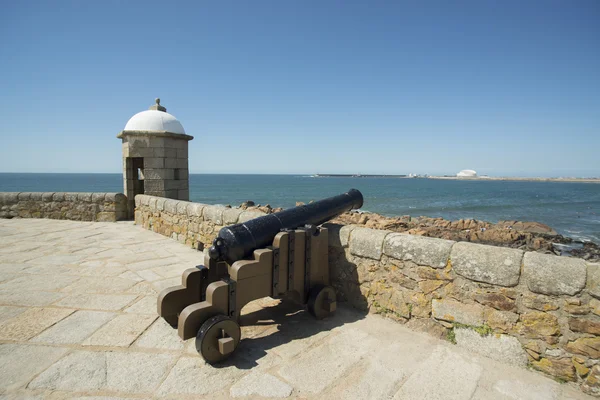 Ancien canon dans la forteresse de Castelo queijo — Photo