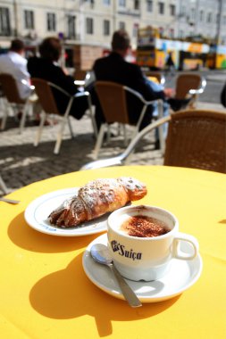 fincan kahve ve kruvasan Café