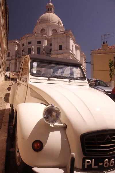 White retro car and church — Stock Photo, Image