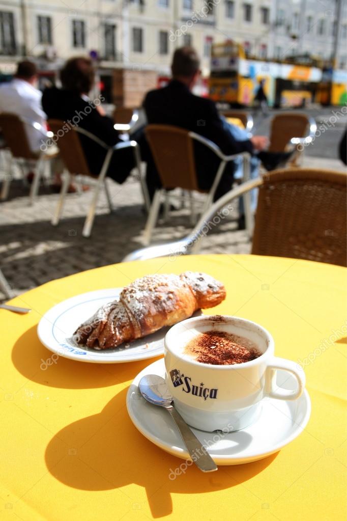 Fincan kahve ve kruvasan Café — Stok Editoryel Fotoğraf © urf 87941084