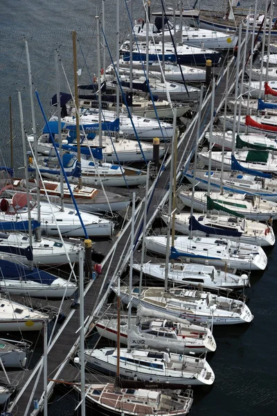 Boten aan Doca de Belem jachthaven in Lissabon — Stockfoto