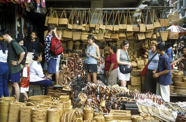 バリ島ウブドの街市場の人々 — ストック写真