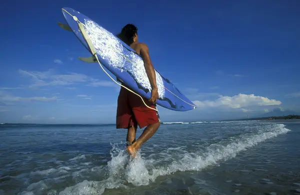 Man with surfing board on beach — Stock Photo, Image