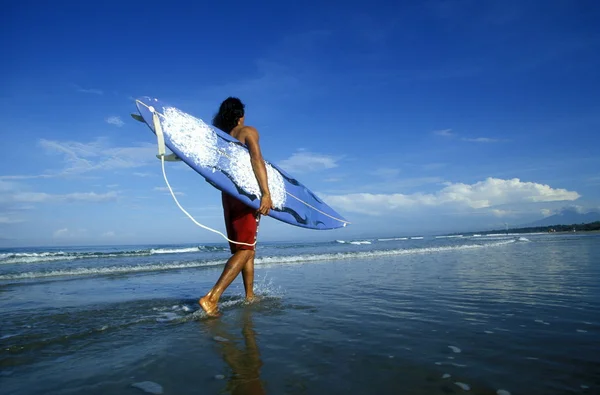 Man with surfing board on beach — Stock Photo, Image