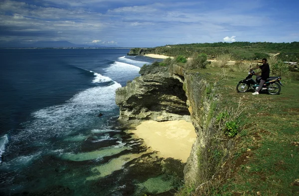 Homem com motocicleta em Paradise Beach — Fotografia de Stock