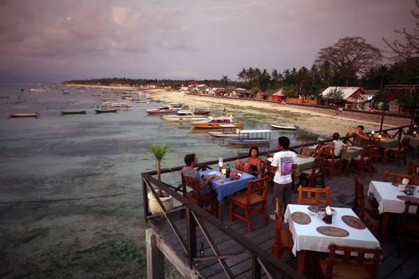 Restaurante en la playa en el pueblo de Jungutbatu — Foto de Stock