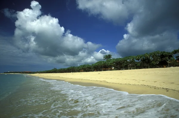 Malowniczej plaży w pobliżu wyspa Bali — Zdjęcie stockowe