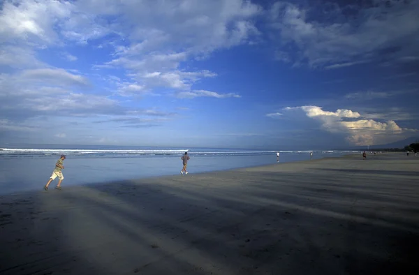 人在海滩附近的努沙杜阿 — 图库照片