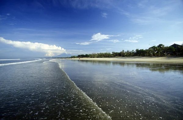 Malowniczej plaży w pobliżu wyspa Bali — Zdjęcie stockowe