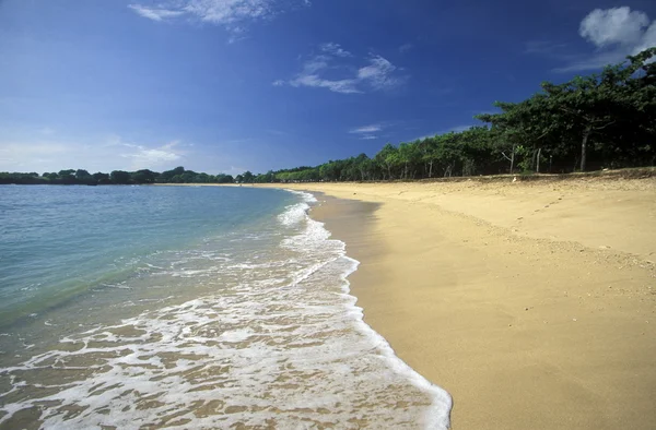 Pittoreska stranden nära ön Bali — Stockfoto