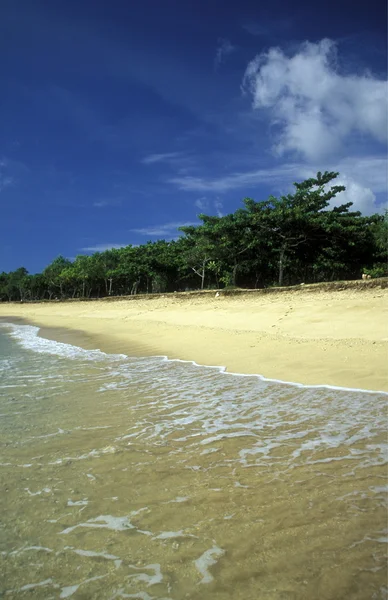 Pintoresca playa cerca de la isla Bali — Foto de Stock