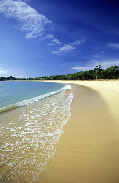 Pittoreske strand in de buurt van het eiland Bali — Stockfoto