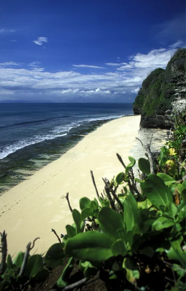Pintoresca playa cerca de la isla Bali — Foto de Stock