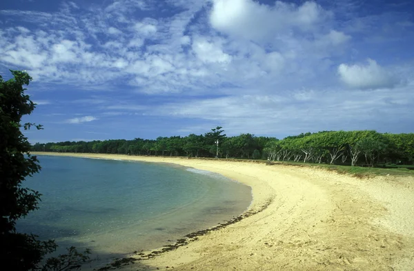 Pittoreske strand in de buurt van het eiland Bali — Stockfoto