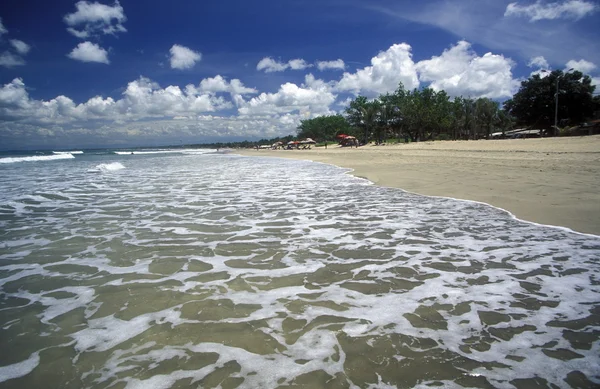 Pintoresca playa cerca de la isla Bali — Foto de Stock