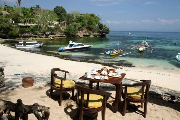 Кафе на пляжі Jungutbatu в Індонезії — стокове фото