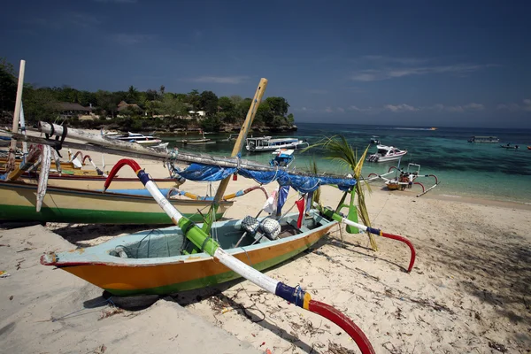 Barcos na praia Jungutbatu na Indonésia — Fotografia de Stock