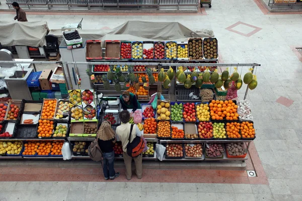 Människor på Mercado da ribeira — Stockfoto