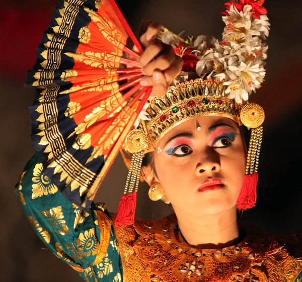 ウブドの町で伝統的なバリ舞踊 — ストック写真